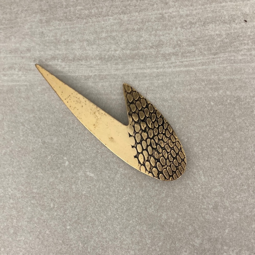 Retro gold pin